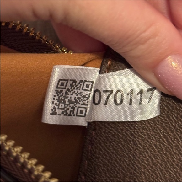 Gucci Brown GG Supreme Shoulder Bag with Gold Hardware - Picture 5 of 7